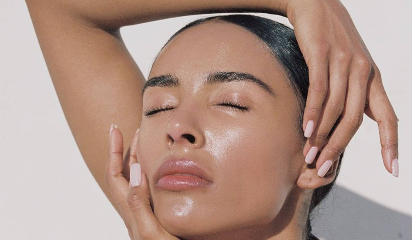 5 Expert Tricks To Master Summertime No-Makeup Makeup