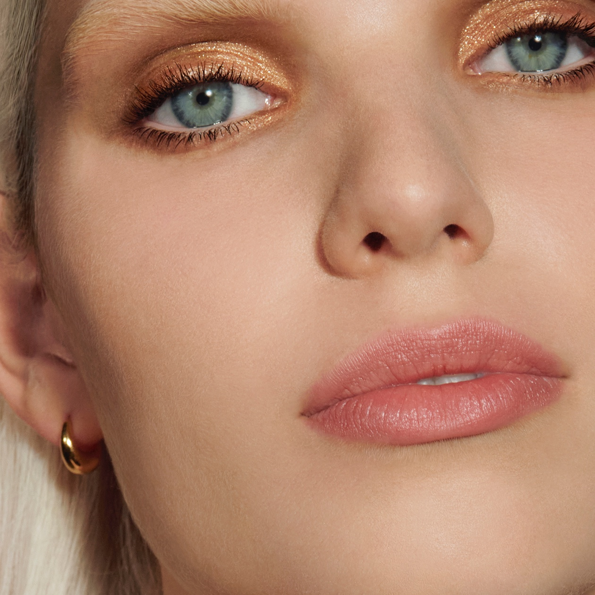 Image of a model wearing the Rose Inc Satin and Shimmer Eyeshadow Duet Palette in Copper along with the Ultra-Black Mascara.